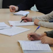 Weihnachtsgeld zurückzahlen: Besonderheiten bei Tarifvertrag und Individualvereinbarung