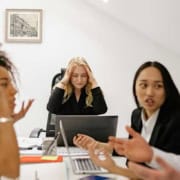 Ihr befristeter Arbeitsvertrag wurde gekündigt? So sollten Sie reagieren