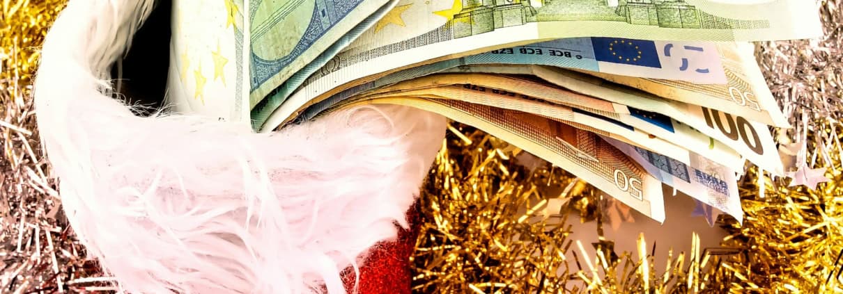 Eurobanknoten mit Weihnachtsdekoration als Symbol für Weihnachtsgeld