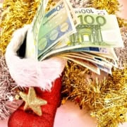 Eurobanknoten mit Weihnachtsdekoration als Symbol für Weihnachtsgeld