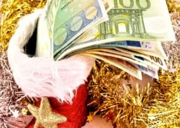 Eurobanknoten mit Weihnachtsdekoration als Symbol für Weihnachtsgeld